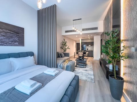 Bed, TV and multimedia, Living room, Photo of the whole room, Seating area, Bedroom, fireplace, towels, air conditioner