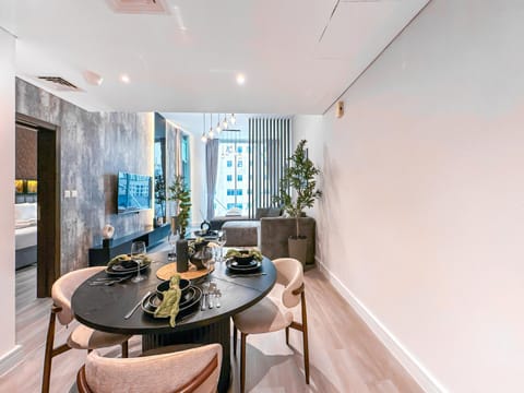 Marina Elegance, Walk to JBR Beach and Ain Dubai w Stunning Canal View Apartment in Dubai