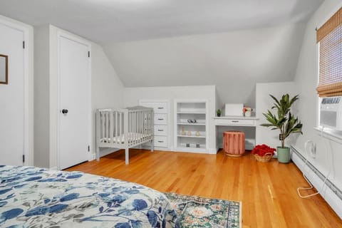 4 Bedroom House Near Bristol Center House in Bristol