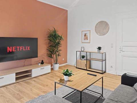 TV and multimedia, Living room, Seating area, Evening entertainment