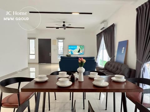 TV and multimedia, Living room, Seating area, Dining area