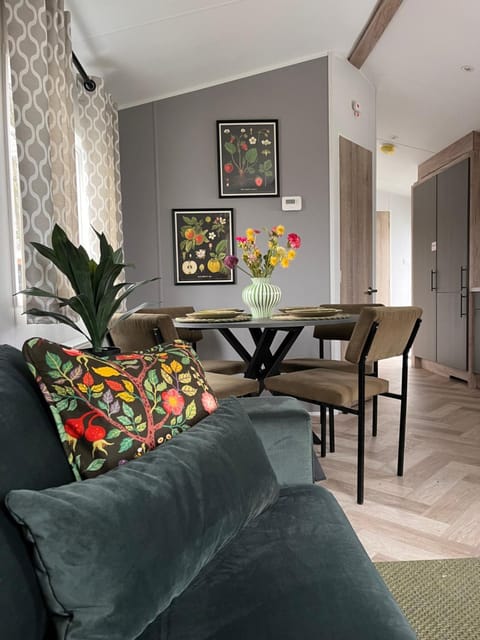 Dining area, Food