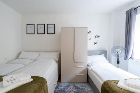 Photo of the whole room, Bedroom, towels