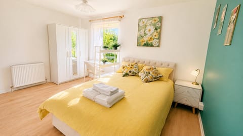 Bed, Photo of the whole room, Seating area, Bedroom, towels