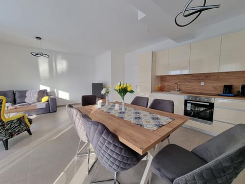 Kitchen or kitchenette, Seating area