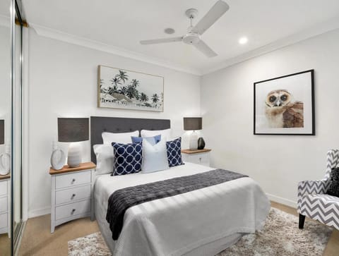 Property building, Bed, Bedroom