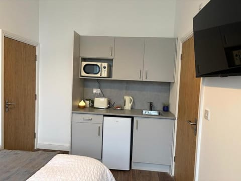 Stylish Studio flat 5, ensuite, kitchenette, Parking, Wifi,Smart TV,Nr Sandwell and Metropolitan Hospital Apartment in Birmingham