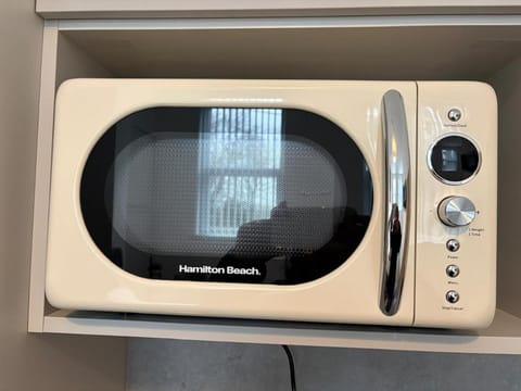 Stylish Studio flat 5, ensuite, kitchenette, Parking, Wifi,Smart TV,Nr Sandwell and Metropolitan Hospital Apartment in Birmingham