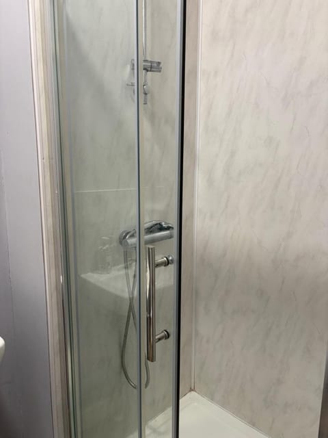 Stylish Studio flat 5, ensuite, kitchenette, Parking, Wifi,Smart TV,Nr Sandwell and Metropolitan Hospital Apartment in Birmingham