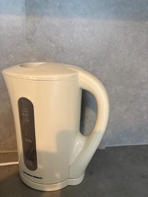 Stylish Studio flat 5, ensuite, kitchenette, Parking, Wifi,Smart TV,Nr Sandwell and Metropolitan Hospital Apartment in Birmingham