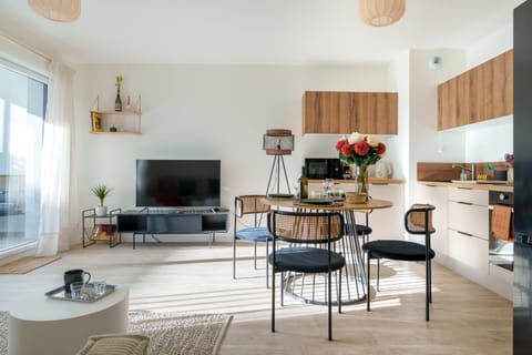 Communal lounge/ TV room, TV and multimedia, Kitchen or kitchenette, Living room, Seating area, Dining area, internet, internet