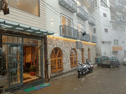Property building, Day, Neighbourhood, Street view, Location
