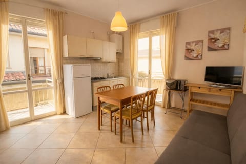 Day, TV and multimedia, Living room, Seating area, Time of day, microwave, kitchen