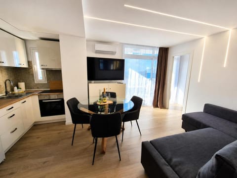 TV and multimedia, Kitchen or kitchenette, Living room, Seating area, Dining area