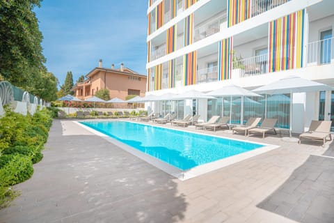 Swimming pool, sunbed