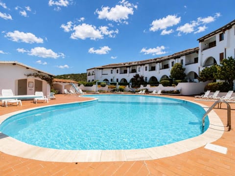 Property building, Swimming pool, sunbed
