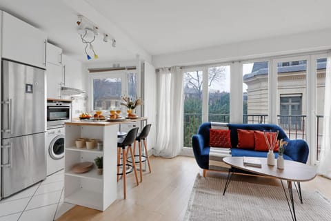 Kitchen or kitchenette, Living room, Food and drinks, Seating area, Dining area, Food, oven, stove