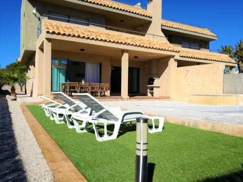 Facade/entrance, BBQ facilities, Balcony/Terrace, Pool view