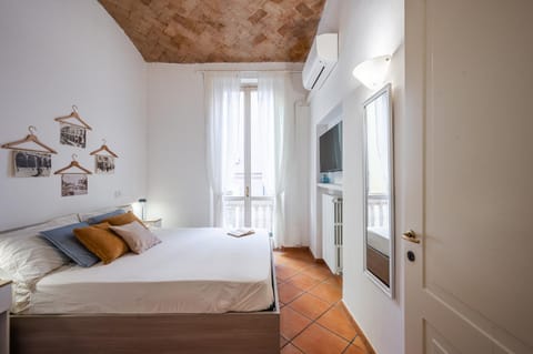 Bed, TV and multimedia, Balcony/Terrace, Photo of the whole room, Bedroom, heating, internet, wardrobe, air conditioner