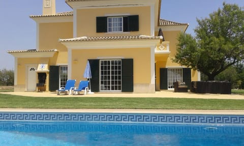 Nearby landmark, Restaurant/places to eat, Communal lounge/ TV room, Facade/entrance, Day, Natural landscape, Summer, BBQ facilities, BBQ facilities, Garden, Garden, Bathroom, Balcony/Terrace, Balcony/Terrace, Beach, Beach, Bedroom, Communal kitchen, Pool view, Supermarket/grocery shop, Shopping Area