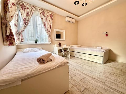 Bed, Photo of the whole room, Seating area, Bedroom, towels, air conditioner