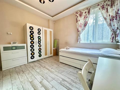 Bed, Photo of the whole room, Bedroom, wardrobe