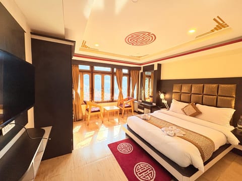 Communal lounge/ TV room, Bed, TV and multimedia, Living room, Photo of the whole room, Seating area, Evening entertainment, Bedroom