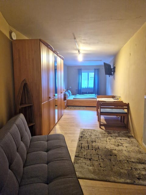 Bed, TV and multimedia, Photo of the whole room, Seating area, Bedroom