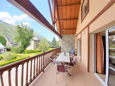 Patio, View (from property/room), Balcony/Terrace, Dining area, Mountain view