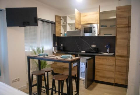 Kitchen or kitchenette, Dining area, stove