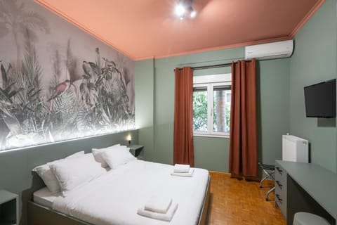 Bed, TV and multimedia, Decorative detail, Bedroom, heating, air conditioner