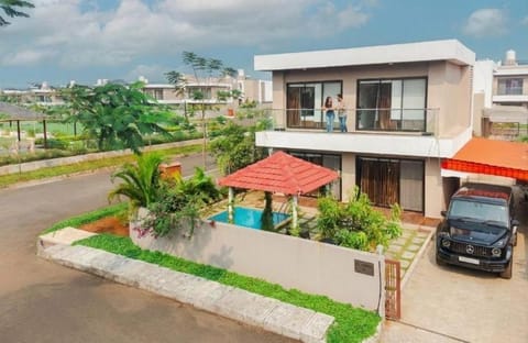 Property building, Day, Neighbourhood, Garden, Swimming pool, Parking