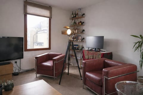 TV and multimedia, View (from property/room), Living room, Decorative detail, Seating area, Evening entertainment