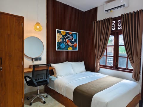 Photo of the whole room, Bedroom