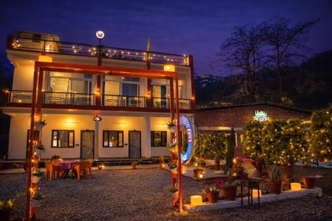 Property building, Restaurant/places to eat, Night, Balcony/Terrace