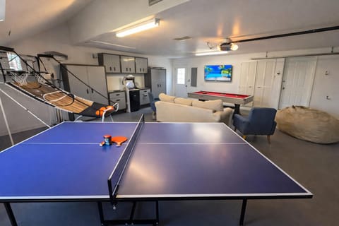 Communal lounge/ TV room, Billiard, Game Room, Table tennis, TV and multimedia, Kitchen or kitchenette, Seating area, Entertainment