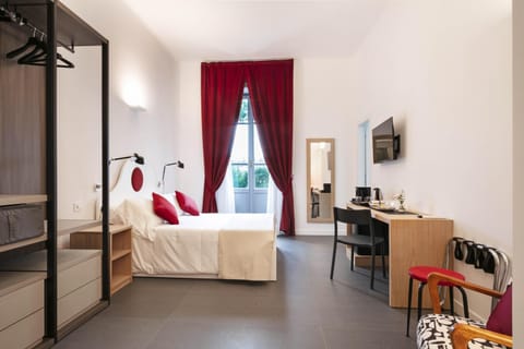 Bed, TV and multimedia, Photo of the whole room, Seating area, Bedroom