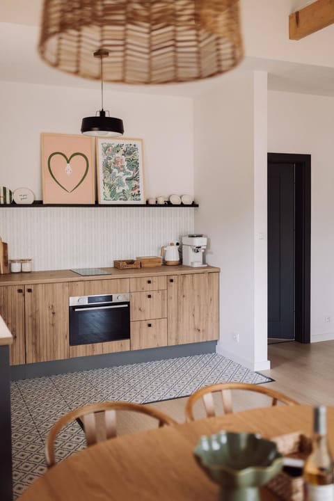 Kitchen or kitchenette, Dining area, stove
