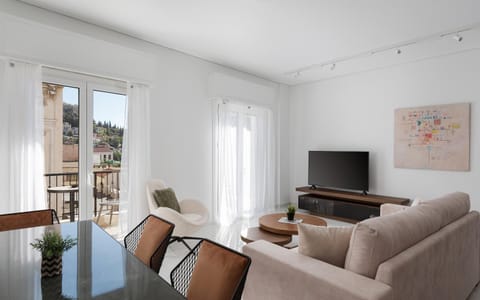 Communal lounge/ TV room, TV and multimedia, Living room, Seating area, Evening entertainment