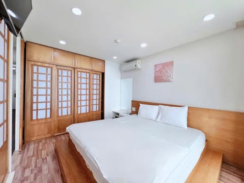 Bed, TV and multimedia, Bedroom, wardrobe