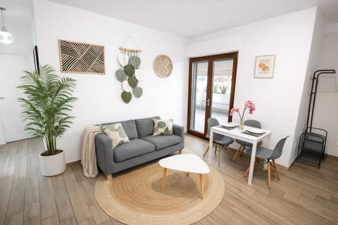 Spring, Day, Night, Bird's eye view, Winter, Summer, TV and multimedia, Living room, Photo of the whole room, Seating area, Floor plan, Dining area, Autumn, Supermarket/grocery shop, Seasons, Parking, flat iron, furniture, furniture, hair dresser, heating, heating, internet, soundproof, laundry, washing machine, air conditioner, air conditioner