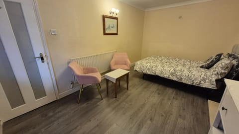 Spacious Double Room in a shared house Bed and Breakfast in Wolverhampton