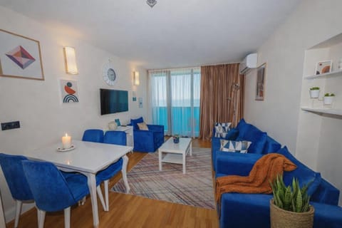 Communal lounge/ TV room, TV and multimedia, Living room, Seating area, Dining area, Evening entertainment