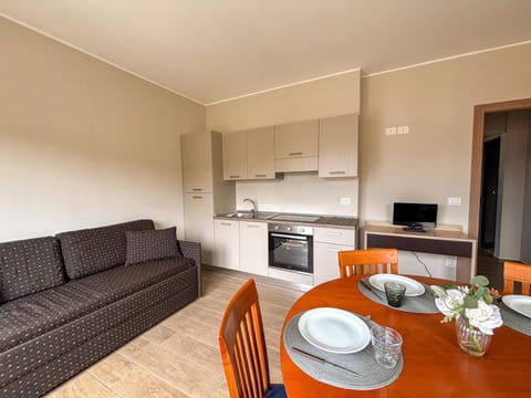 Kitchen or kitchenette, Living room, Seating area, Dining area, pet friendly, stove