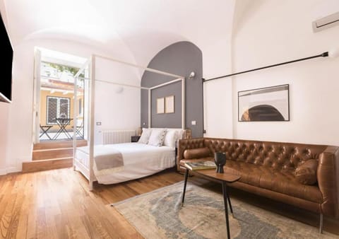 Bed, TV and multimedia, Bedroom