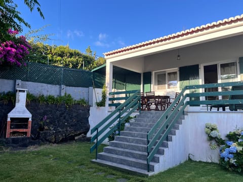 Property building, Spring, Garden, Balcony/Terrace, Garden view