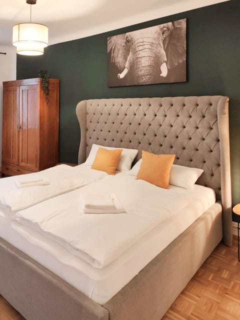 Bed, Decorative detail, Bedroom, towels