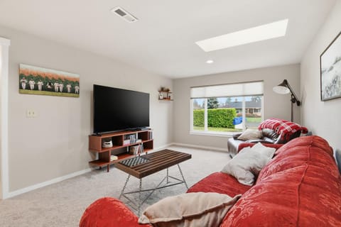 Hoops & Hygge Private Sport Court Retreat home House in Lakewood