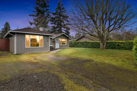 Hoops & Hygge Private Sport Court Retreat home House in Lakewood