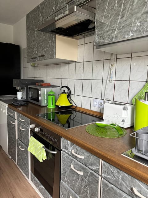 Coffee/tea facilities, Kitchen or kitchenette, dishwasher, stove, toaster